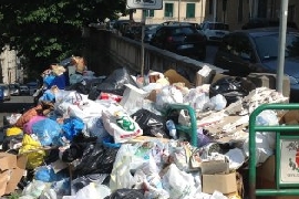 Rifiuti in viaggio nell'estate del caos: il Sud li esporta, il Nord ci guadagna